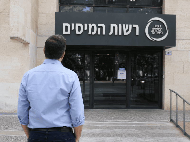 איש בן 40 מול בניין רשות הימים